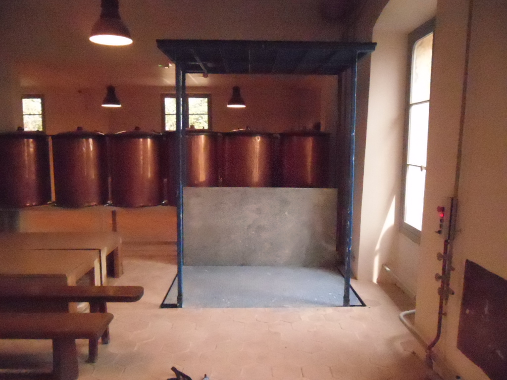 Monte-charge trappe embarquée distillerie artisanale