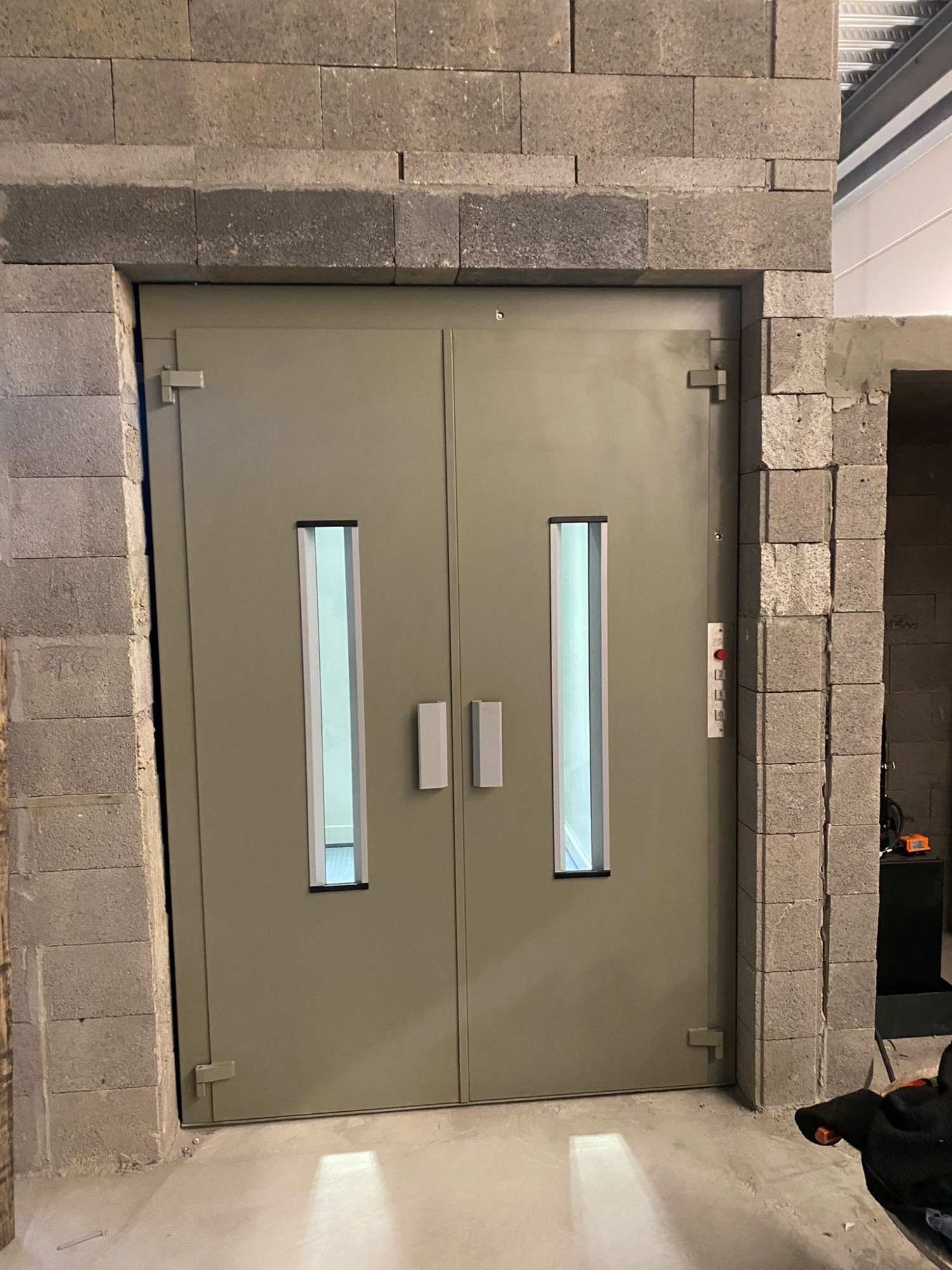 Monte-charge accompagné portes 2 vantaux professionnel