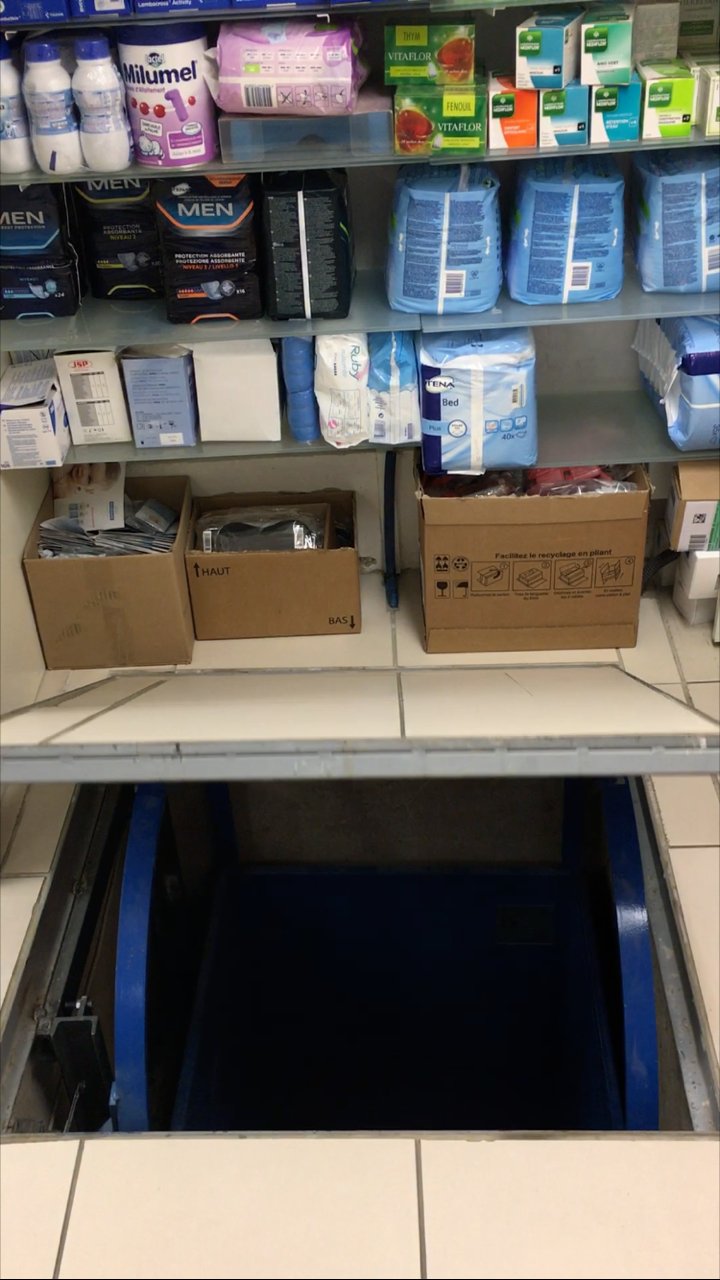 Monte-charge à trappe Pharmacie Lafayette Paris